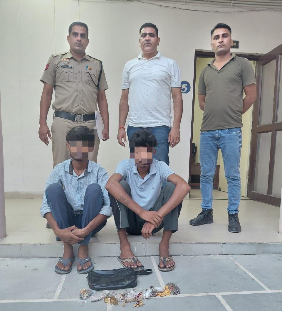पड़ोस के घर से चोरी, पुलिस के हत्थे चढ़े दो आरोपी